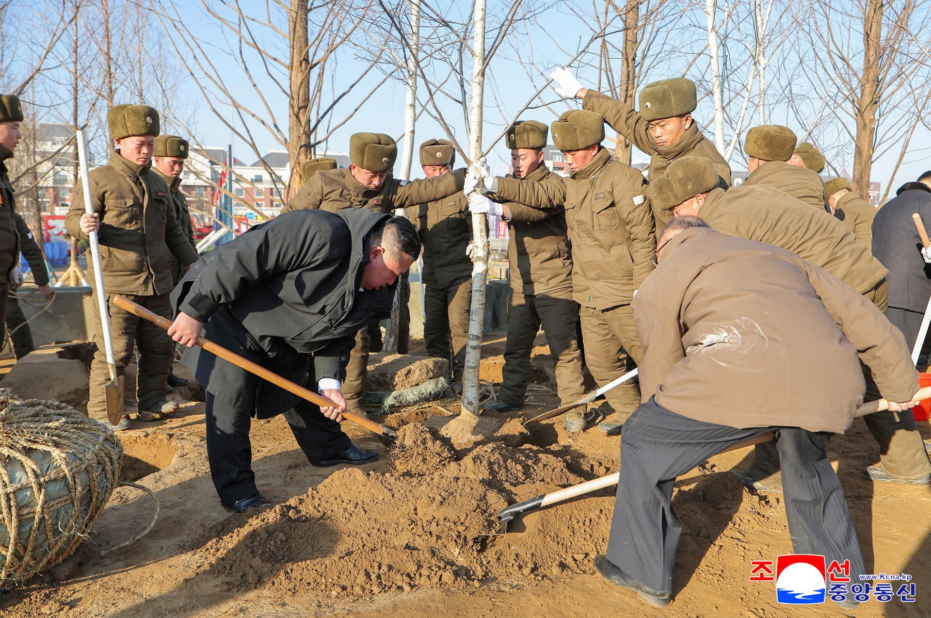 Kim Čong-un na inšpekcii stavby pamätníka ukázal, ako sa pracuje s vysokozdvižným vozíkom. Chopil sa aj lopaty