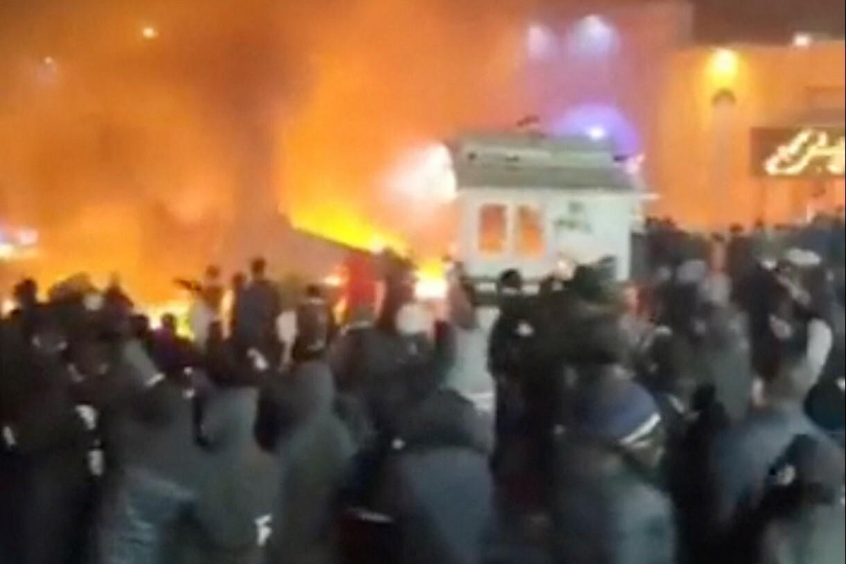 Smrť diktátorovi! Demonštrácie v Iráne gradujú, štát vypol internet a viní Spojené štáty