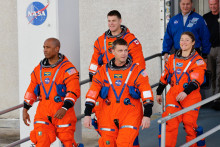 Misia Artemis 2 po&scaron;le &scaron;tyroch astronautov na približne desaťdňov&uacute; cestu okolo Mesiaca