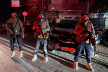 Bezpečnostn&eacute; sily spojen&eacute; s ministerstvom vn&uacute;tra str&aacute;žia &scaron;tvrť A&scaron;rafieh, ktor&uacute; podľa ministerstva prevzali kontrolu po bojoch so S&yacute;rskymi demokratick&yacute;mi silami v Aleppe. FOTO: Reuters