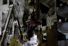 Rusk&yacute; dron zasiahol bytov&yacute; dom v Kyjeve. FOTO: Reuters