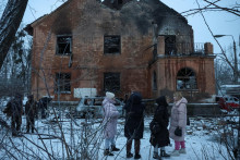Obyvatelia stoja pri svojom bytovom dome zasiahnutom rusk&yacute;m dronom uprostred rusk&eacute;ho &uacute;toku na Ukrajinu v Kyjeve na Ukrajine. FOTO: REUTERS