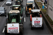 Franc&uacute;zski farm&aacute;ri z Konfeder&aacute;cie Paysanne počas protestu &bdquo;Pomaly&ldquo; proti vl&aacute;dnemu pr&iacute;stupu k dohode o voľnom obchode medzi E&Uacute; a Mercosurom. FOTO: Reuters