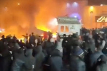 Protestuj&uacute;ci sa zhromažďuj&uacute; uprostred rozv&iacute;jaj&uacute;cich sa protivl&aacute;dnych nepokojov v Teher&aacute;ne v Ir&aacute;ne na sn&iacute;mke obrazovky z&iacute;skanej z videa na soci&aacute;lnych sieťach zverejnen&eacute;ho 9. janu&aacute;ra 2026. FOTO: REUTERS