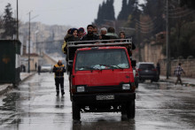 Ľudia sa pok&uacute;&scaron;aj&uacute; sa utiecť zo &scaron;tvrte &Scaron;ajch Maks&uacute;d po tom, čo zlyhala dohoda medzi S&yacute;rskymi demokratick&yacute;mi silami a s&yacute;rskou vl&aacute;dou. FOTO: Reuters