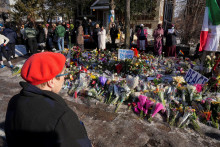 Ľudia sa zhromažďuj&uacute; pri proviz&oacute;rnom pam&auml;tn&iacute;ku Renee Nicole Goodovej, ktor&uacute; počas z&aacute;sahu smrteľne postrelil jeden z agentov ICE. FOTO: Reuters