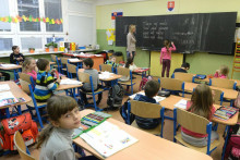 Učitelia rie&scaron;ia popri vzdel&aacute;van&iacute; žiakov množstvo administrat&iacute;vnej pr&aacute;ce.  FOTO: TASR/Franti&scaron;ek Iv&aacute;n