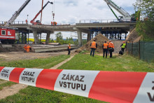 V&yacute;luku vlakov medzi Popradom a Spi&scaron;skou Novou Vsou vlani v polovici m&aacute;ja sp&ocirc;sobil po&scaron;koden&yacute; most v Poprade. FOTO:TASR/A. Hudecov&aacute;