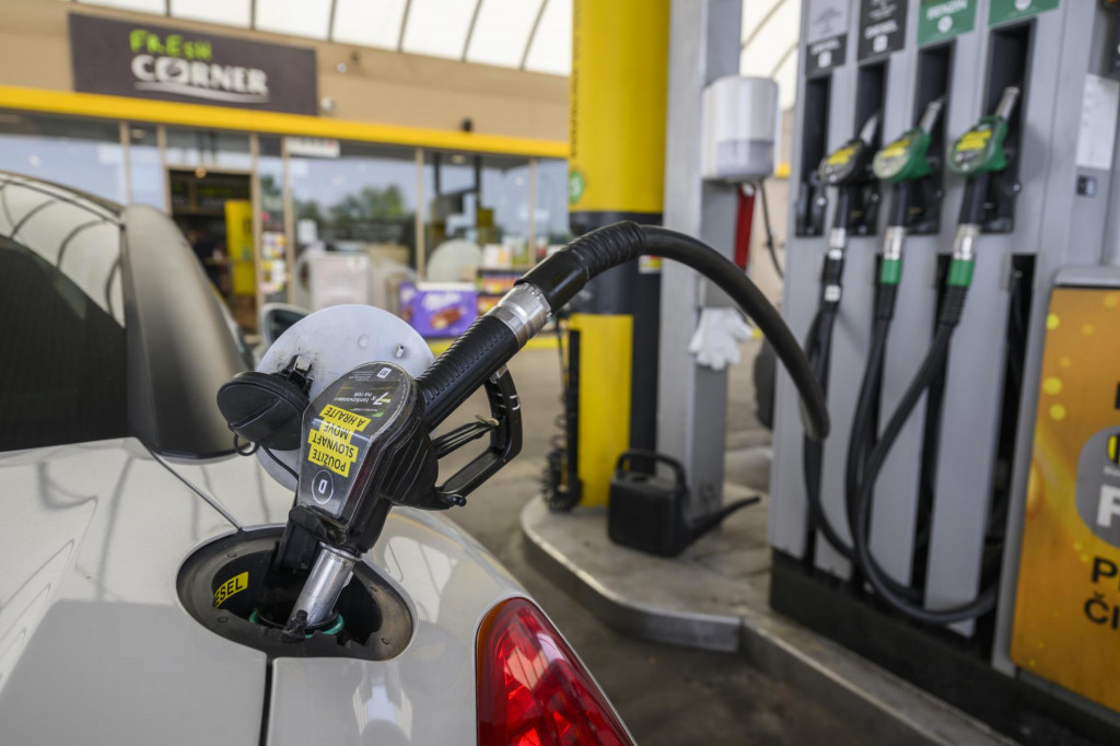 Za liter benz&iacute;nu 95 platili motoristi v &uacute;vode roka v priemere 1,450 eura, bežn&aacute; nafta st&aacute;la 1,401 eura. Pr&eacute;miov&eacute; benz&iacute;ny sa pred&aacute;vali za 1,652 eura/liter a pr&eacute;miov&aacute; nafta za 1,599 eura/liter. FOTO: TASR/Jaroslav Nov&aacute;k