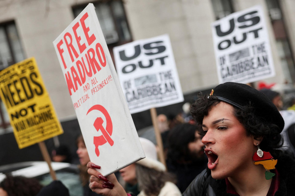 Ľudia protestuj&uacute; proti americk&yacute;m &uacute;tokom na Venezuelu a zajatiu venezuelsk&eacute;ho prezidenta Nicol&aacute;sa Madura pred budovou americk&eacute;ho s&uacute;du v New Yorku. FOTO: REUTERS