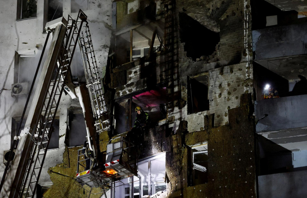 Rusk&yacute; dron zasiahol bytov&yacute; dom v Kyjeve. FOTO: Reuters