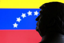 Miniat&uacute;ra Donalda Trumpa s venezuelskou vlajkou. FOTO: Reuters