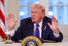 Americk&yacute; prezident Donald Trump počas stretnutia s predstaviteľmi americk&eacute;ho ropn&eacute;ho priemyslu. FOTO: Reuters