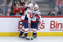 Hr&aacute;či Washingtonu Capitals obranca Martin Feherv&aacute;ry (42) a ľav&eacute; kr&iacute;dlo Anthonym Beauvillierom (72) oslavuj&uacute; g&oacute;l v z&aacute;pase proti Chicagu Blackhawks. FOTO: Reuters