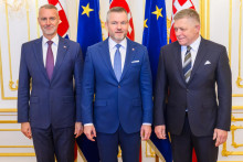 Na sn&iacute;mke prezident SR Peter Pellegrini (uprostred), predseda N&aacute;rodnej rady (NR) SR Richard Ra&scaron;i (vľavo, Hlas-SD) a predseda vl&aacute;dy SR Robert Fico (vpravo, Smer-SD) p&oacute;zuj&uacute; počas obedu troch najvy&scaron;&scaron;&iacute;ch &uacute;stavn&yacute;ch činiteľov, ktor&yacute; sa konal pri pr&iacute;ležitosti 33. v&yacute;ročia vzniku samostatnej Slovenskej republiky na Bratislavskom hrade v Bratislave 10. janu&aacute;ra 2026. FOTO TASR - Jaroslav Nov&aacute;k *** Local Caption *** Bratislavsk&yacute; hrad
obed
&uacute;smev FOTO: Jaroslav Nov&aacute;k
