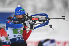 Slovensk&aacute; biatlonistka Anastasia Kuzminov&aacute; strieľa na strelnici počas &scaron;tafety žien v nemeckom Oberhofe. FOTO: TASR/AP