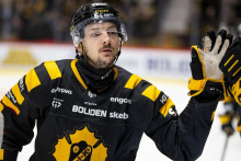 Oliver Okuliar v drese t&iacute;mu AIK Skelleftea. FOTO: Profimedia