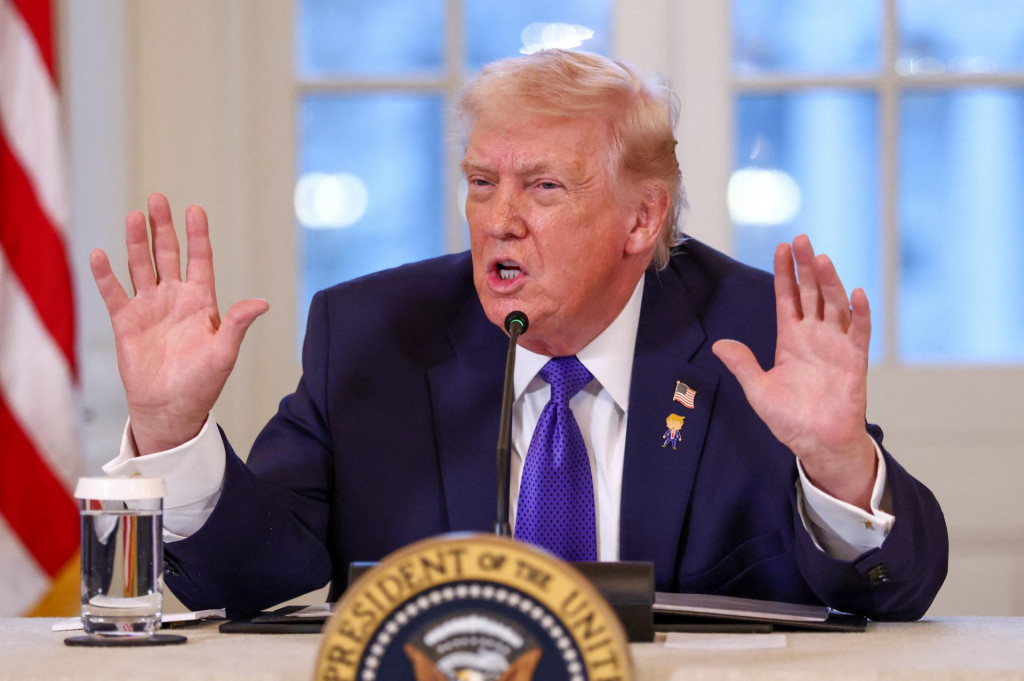 Americk&yacute; prezident Donald Trump počas stretnutia s predstaviteľmi americk&eacute;ho ropn&eacute;ho priemyslu. FOTO: Reuters