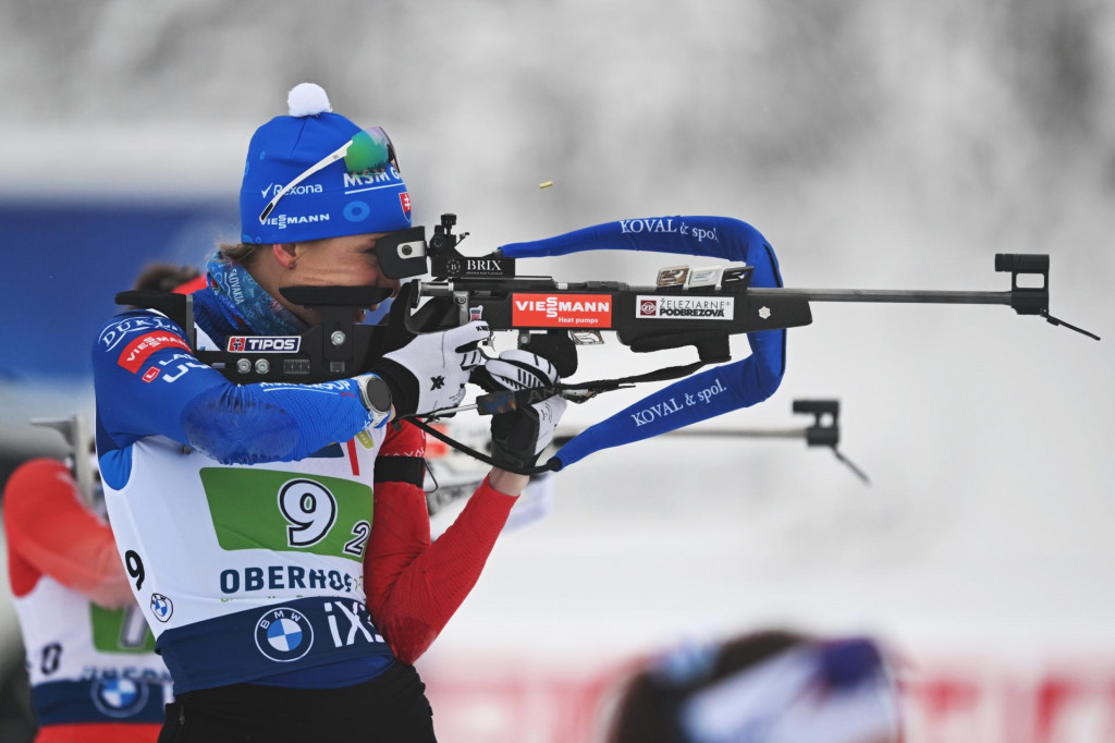 Slovensk&aacute; biatlonistka Anastasia Kuzminov&aacute; strieľa na strelnici počas &scaron;tafety žien v nemeckom Oberhofe. FOTO: TASR/AP