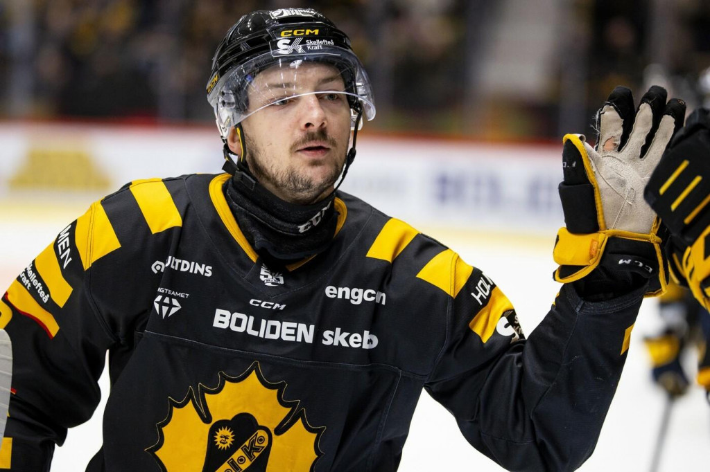 Oliver Okuliar v drese t&iacute;mu AIK Skelleftea. FOTO: Profimedia