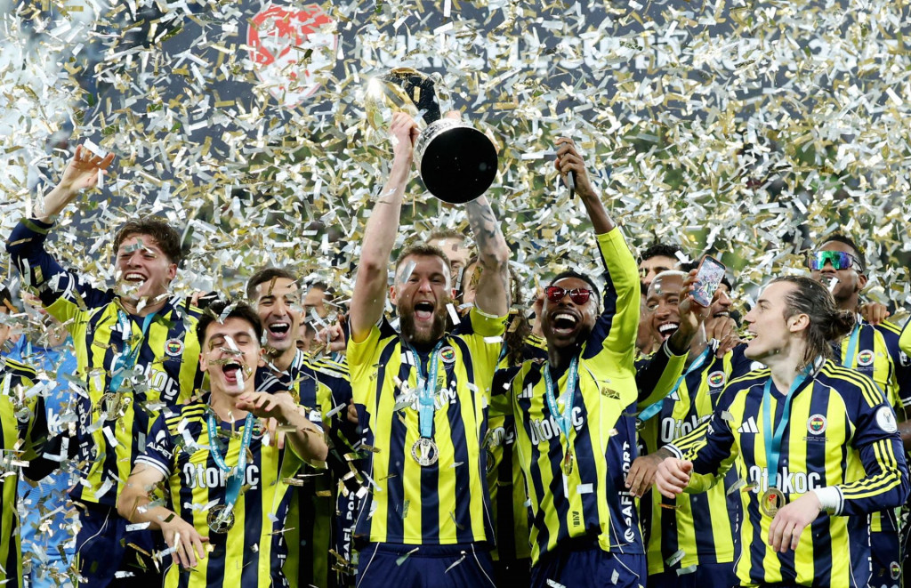 Milan &Scaron;kriniar drž&iacute; nad hlavou Tureck&yacute; superpoh&aacute;r. FOTO: REUTERS/Stringer