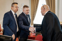 Zľava minister Ladislav Kamenick&yacute;, premi&eacute;r Robert Fico a minister dopravy Jozef R&aacute;ž.

FOTO: &Uacute;rad vl&aacute;dy SR