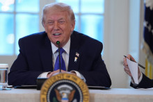 Americk&yacute; prezident Donald Trump hovor&iacute; o akt&iacute;vnej &uacute;časti americk&yacute;ch firiem na re&scaron;tarte ťažby ropy vo Venezuele. FOTO: Reuters