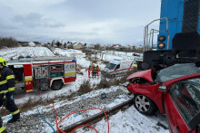 Zr&aacute;žka auta s vlakom v Doln&yacute;ch Na&scaron;ticiach si vyžiadala dva ľudsk&eacute; životy. FOTO: Facebook/Air - Transport Europe, leteck&aacute; z&aacute;chrann&aacute; služba