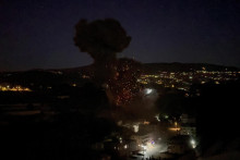 Oheň a dym st&uacute;paj&uacute; po izraelsk&yacute;ch n&aacute;letoch na Kfar Hatta v južnom Libanone. FOTO: Reuters