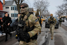 Agenti americkej hraničnej hliadky vyprat&aacute;vaj&uacute; ulicu po zadržan&iacute; protestuj&uacute;ceho v Minneapolise v americkom &scaron;t&aacute;te Minnesota. FOTO: Reuters