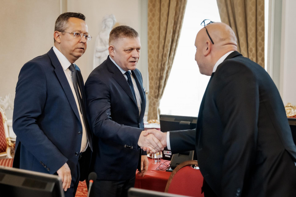 Zľava minister Ladislav Kamenick&yacute;, premi&eacute;r Robert Fico a minister dopravy Jozef R&aacute;ž.

FOTO: &Uacute;rad vl&aacute;dy SR