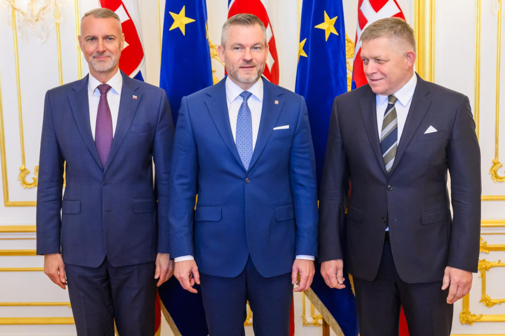 Na sn&iacute;mke prezident Peter Pellegrini (uprostred), predseda N&aacute;rodnej rady  SR Richard Ra&scaron;i (vľavo, Hlas-SD) a predseda vl&aacute;dy SR Robert Fico (vpravo, Smer-SD). FOTO:TASR/J. Nov&aacute;k