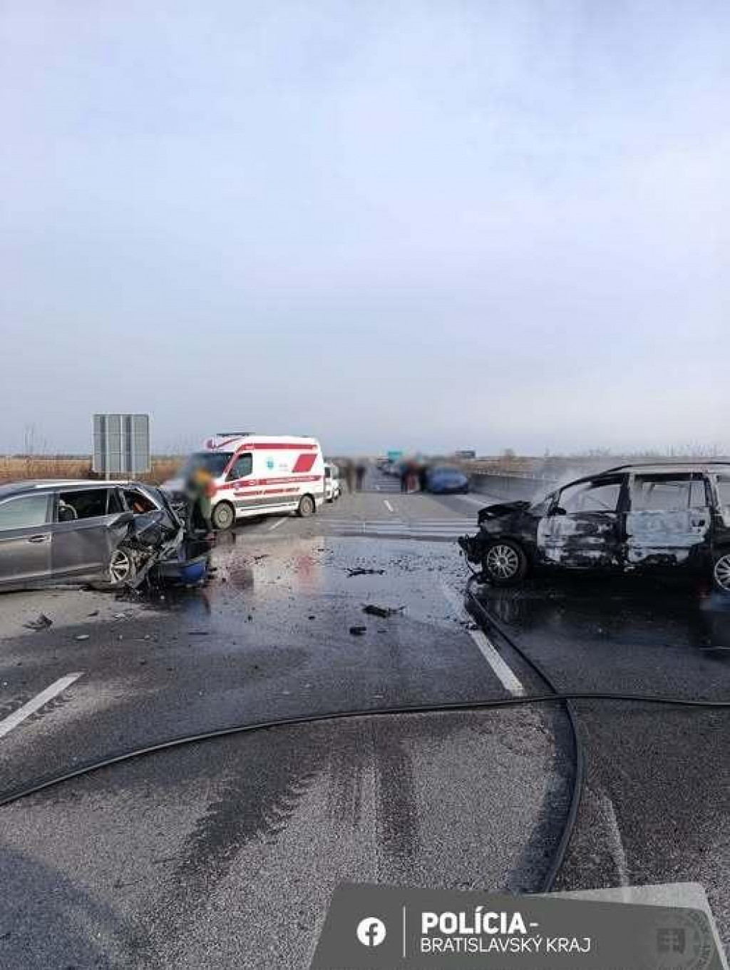 Diaľnica D1 smerom do Bratislavy je v &uacute;seku 28,5 kilometra neprejazdn&aacute;. FOTO: Facebook/Pol&iacute;cia SR - Bratislavsk&yacute; kraj