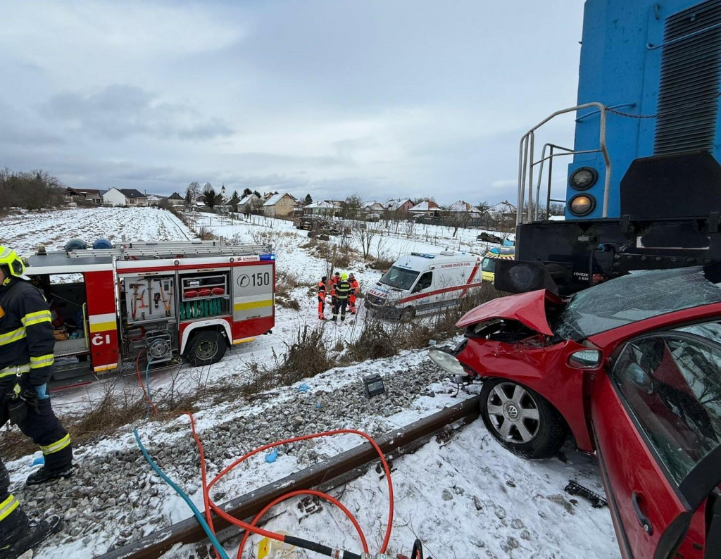 Zr&aacute;žka auta s vlakom v Doln&yacute;ch Na&scaron;ticiach si vyžiadala dva ľudsk&eacute; životy. FOTO: Facebook/Air - Transport Europe, leteck&aacute; z&aacute;chrann&aacute; služba