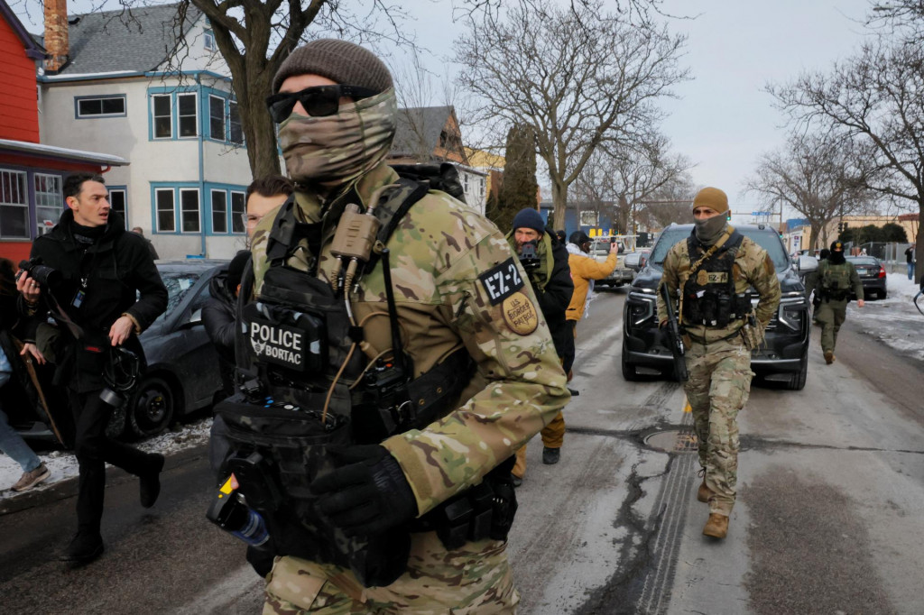 Agenti americkej hraničnej hliadky vyprat&aacute;vaj&uacute; ulicu po zadržan&iacute; protestuj&uacute;ceho v Minneapolise v americkom &scaron;t&aacute;te Minnesota. FOTO: Reuters