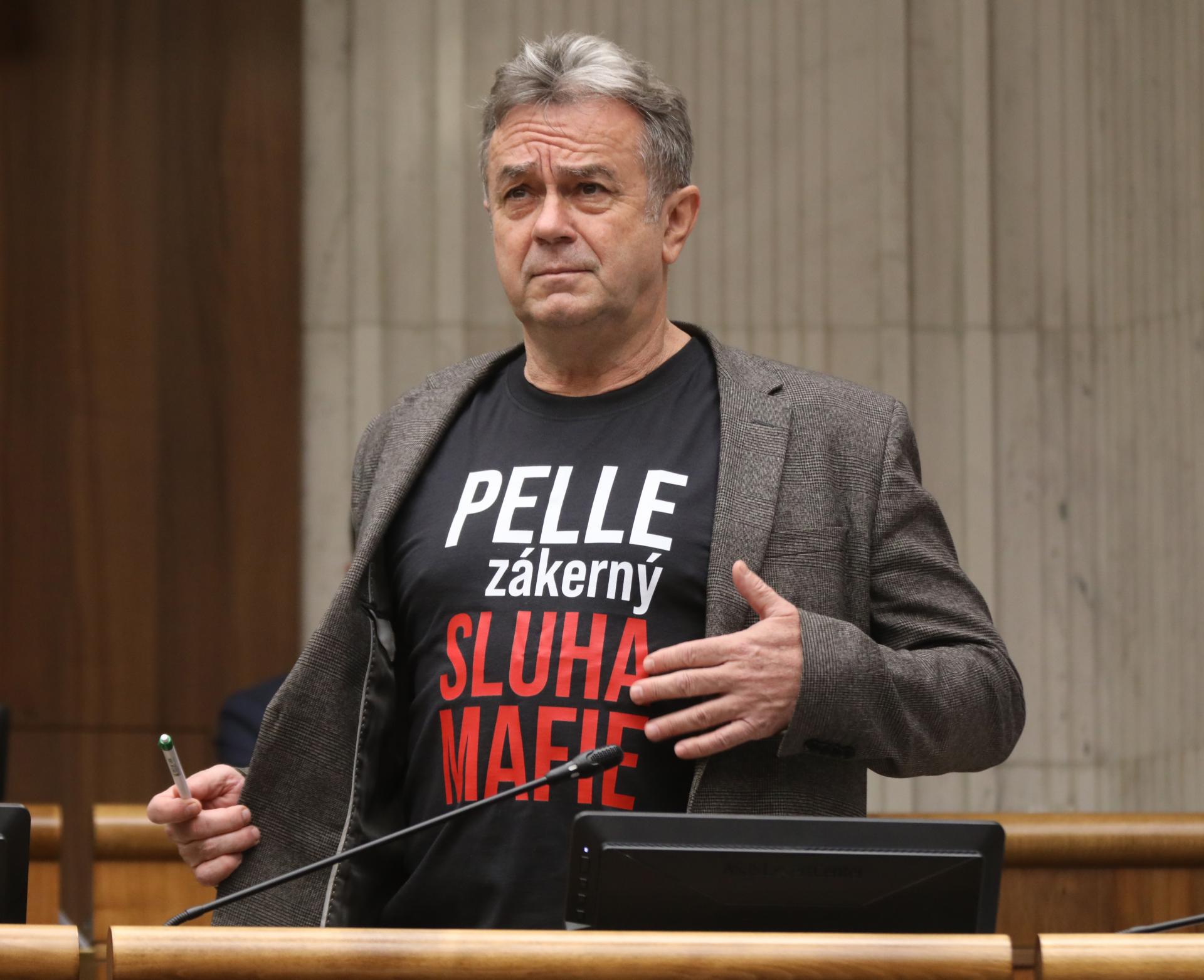 Žiaci sa pýtajú, prečo sa poslanci môžu biť v parlamente. Riaditelia im píšu otvorený list