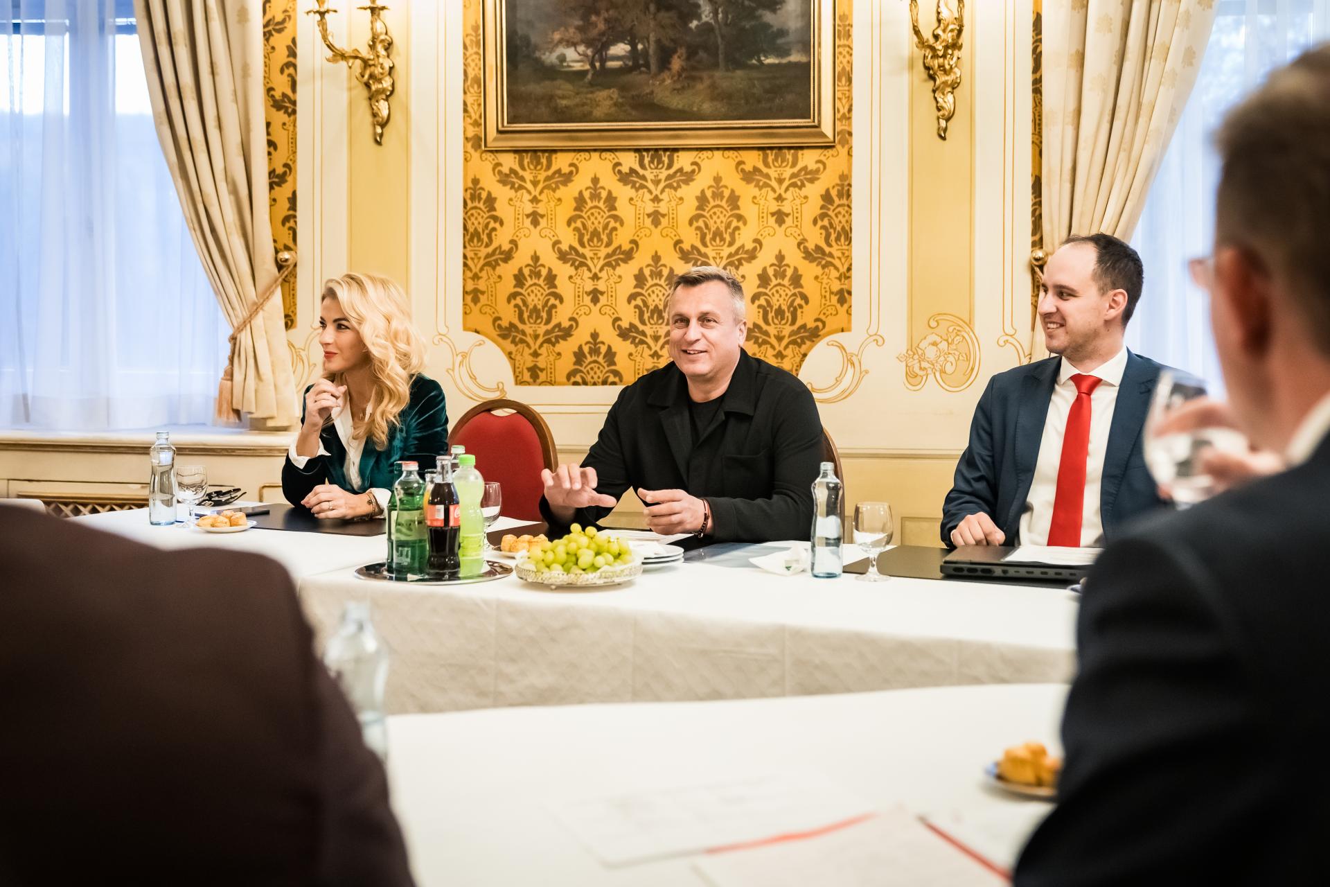 Dozvuky sporu o Lajčáka: SNS zostáva pri stole. Danko však vytýčil podmienky svojej osobnej účasti