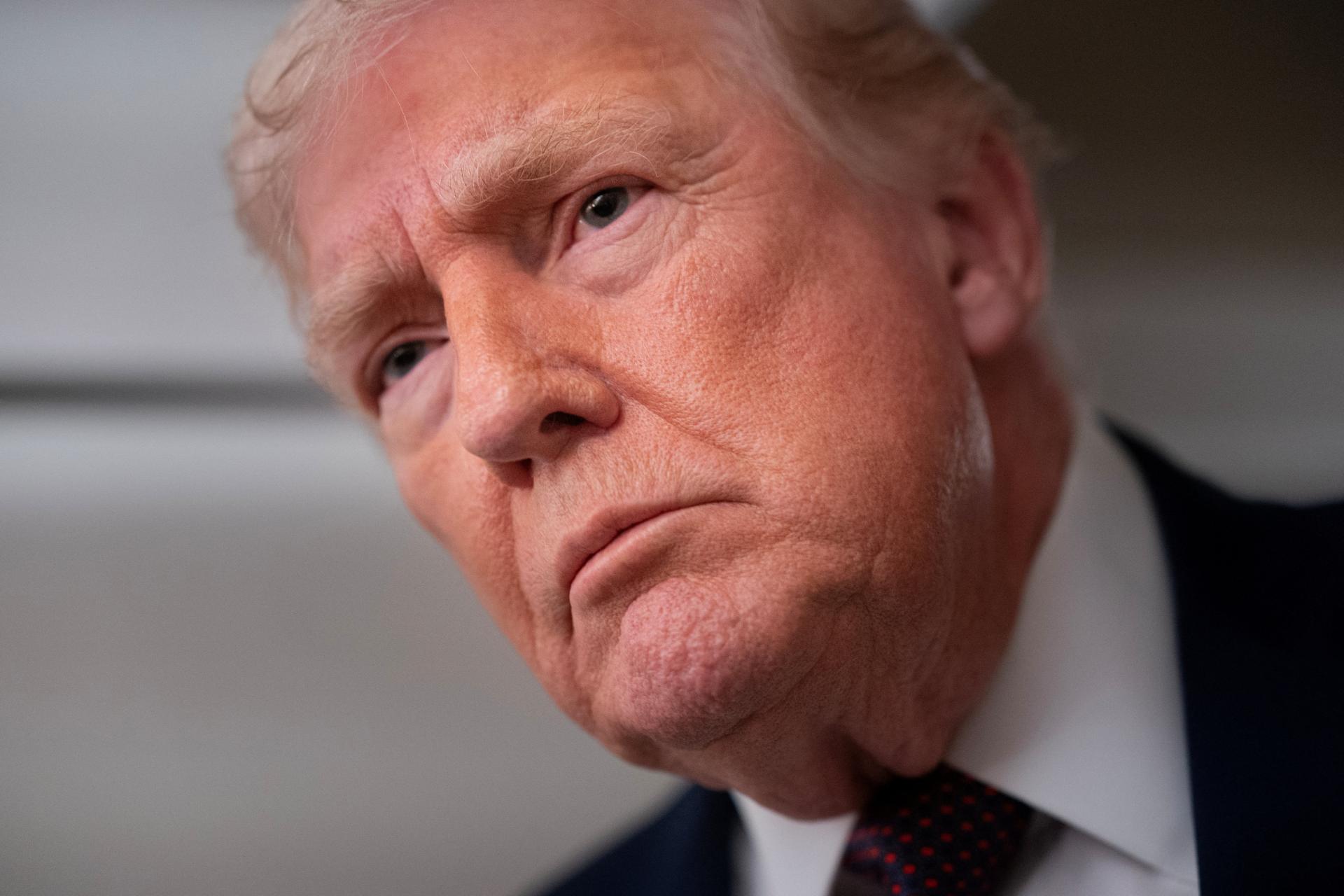 Trump uvalil 25-percentné clo na krajiny obchodujúce s Iránom