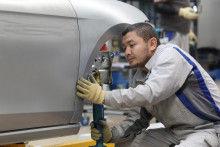 Priemern&aacute; mzda v priemysle v novembri medziročne st&uacute;pla. FOTO: HN/Peter Mayer