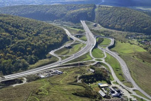 Na leteckej sn&iacute;mke stavba II. etapy severn&eacute;ho obchvatu Pre&scaron;ova. FOTO: TASR/ M. Kapusta