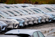 Na parkovisku v pr&iacute;stavnej oblasti stoj&iacute; množstvo nov&yacute;ch elektrick&yacute;ch vozidiel značky Byd v nemeckom meste Wilhelmshaven. FOTO: TASR/DPA