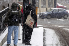 Na sn&iacute;mke hust&eacute; sneženie v Bratislave. FOTO: TASR/Dano Veselsk&yacute;
