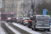 Na sn&iacute;mke hust&eacute; sneženie v Bratislave. FOTO: TASR/Dano Veselsk&yacute;