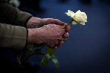 Prokurat&uacute;ra vo Valais začala trestn&eacute; vy&scaron;etrovanie voči Morettiovcom 3. janu&aacute;ra, teda dva dni po trag&eacute;dii, ktor&aacute; si okrem 40 mŕtvych vyžiadala aj 116 zranen&yacute;ch; priemern&yacute; vek obet&iacute; bol 19 rokov. FOTO: REUTERS