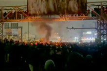 Na sn&iacute;mke z videa, ktor&eacute; koluje na soci&aacute;lnych m&eacute;di&aacute;ch, demon&scaron;tranti protestuj&uacute; v uliciach ir&aacute;nskej metropoly Teher&aacute;n v piatok 9. janu&aacute;ra 2026. FOTO: TASR/AP