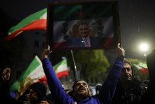 &bdquo;Nastal čas, aby ich zdobila ir&aacute;nska n&aacute;rodn&aacute; vlajka namiesto hanebnej z&aacute;stavy islamskej republiky,&ldquo; nap&iacute;sal. FOTO: REUTERS