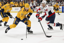 Obranca Washingtonu Capitals Martin Feh&eacute;rv&aacute;ry (42) vyrazil puk obrancovi Nashville Predators Nickovi Blankenburgovi (37) počas prvej tretiny. FOTO: Steve RobertsImagn Images