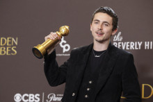 Timothee Chalamet p&oacute;zuje s cenou za najlep&scaron;&iacute; mužsk&yacute; hereck&yacute; v&yacute;kon vo filme &ndash; muzik&aacute;l alebo kom&eacute;dia za film &bdquo;Marty Supreme&ldquo; na 83. ročn&iacute;ku udeľovania Zlat&yacute;ch gl&oacute;busov v Beverly Hills v Kalifornii. FOTO: REUTERS