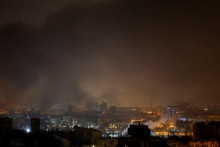 V meste st&uacute;pa dym po &uacute;tokoch rusk&yacute;ch dronov v Kyjeve na Ukrajine. FOTO: REUTERS