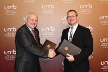 Rektor UKF Libor Voz&aacute;r (vľavo) a rektor UMB Vladim&iacute;r Hiadlovsk&yacute; sa koncom roka dohodli na dlhodobej spolupr&aacute;ci. FOTO: Univerzita Kon&scaron;tant&iacute;na Filozofa v Nitre